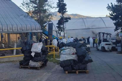 En Quito, los bloques de la sustancia estupefaciente terminarían en una mezcla con cemento.