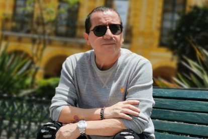 Tomás Delgado prefiere  tomar con sus amigos.