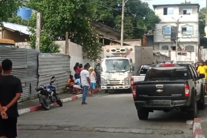 La Policía acudió al sitio para continuar con las investigaciones.