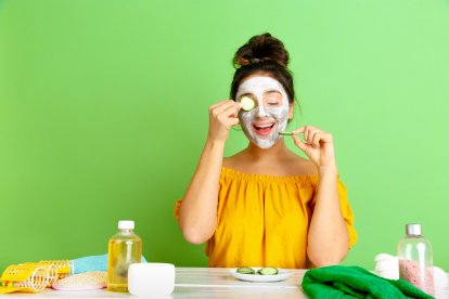 La mascarilla de pepino limpiará el rostro de impurezas, y disminuirá la abertura de los poros, por lo que rebajará la producción de grasa.