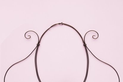 Este marco para un espejo, es otro detalle que puedes hacer con cables viejos.