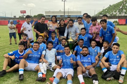 Roma FC, campeón del torneo, con el gigante trofeo y la influencer Meliza Yumisaca como madrina del plantel.