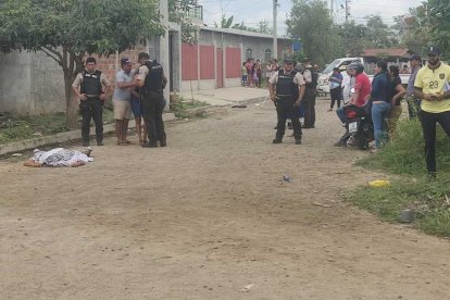 El comerciante cayó sin vida en una de las calles de la ciudadela Brisas del Mar, en Huaquillas.