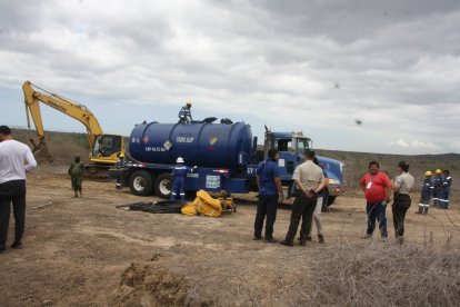 Policias y militares durnate el operativo en Santa Elena.
