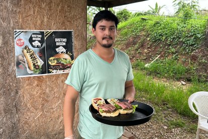 Los clientes de Javier Ávila ponderan la calidad y la sazón de la carne.