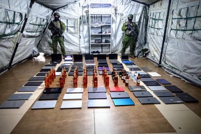 También se decomisaro laptops y licor.