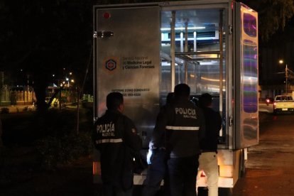 La policía llegó a la casa de salud para realizar el levantamiento del cadáver.