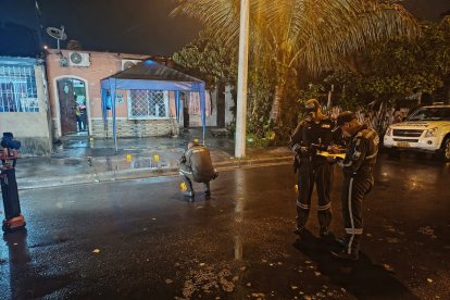 Agentes de Criminalística y de la Dinased recogieron indicios en el lugar de los hechos.