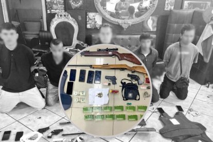 Los sospechosos también tenían dos armas de juguete.