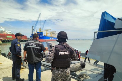 En las costas de Manta se realizó la detención de tres hombres con droga.