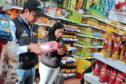Funcionarios de Arcsa realizan inspecciones en perchas de supermercados.