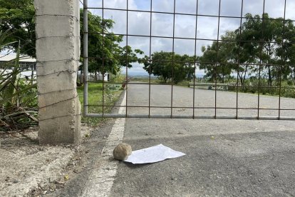 El panfleto detalla la dirección de varios residentes y docentes de la Unidad Eduactiva.