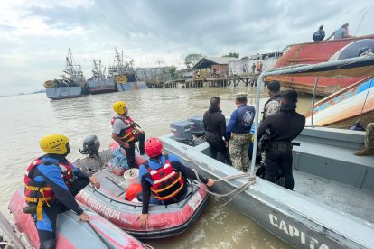 Las tareas de localización fluvial continuaban hasta el cierre de esta nota periodística. En la mañana, buzos intentaron encontrar al joven, pero sin éxito.
