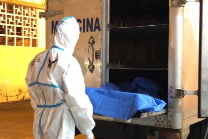 El cadáver fue localizado por un transeúnte.