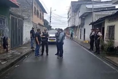 Agentes policiales llegaron al sector de la masacre, para recabar más información.