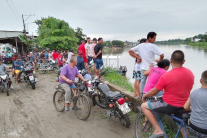 Curiosos se alojaron a orillas del río para ver el trabajo de los especialistas en rescates de cuerpos