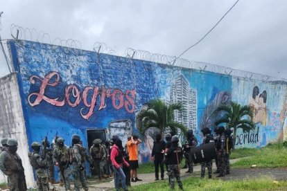 Un fuerte contingente fue desplegado para el traslado de los reclusos