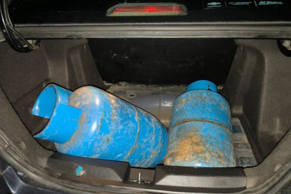En los vehículos se encontraron cilindros de gas.