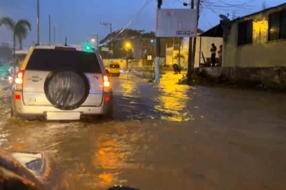 Calles quedaron anegadas en Esmeraldas.
