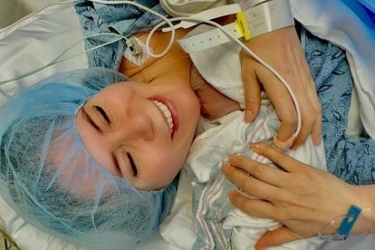 Gabriela Guzmán con su hijo recién nacido en brazos.