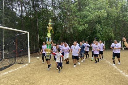 Gran Colombia dando la vuelta olímpica con el gigante trofeo.