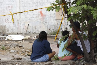 Vecinos y allegados del menor se reunieron en un terreno a esperar noticias del menor.