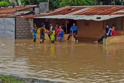 Personas fueron sacadas de sus viviendas por organismos de socorro