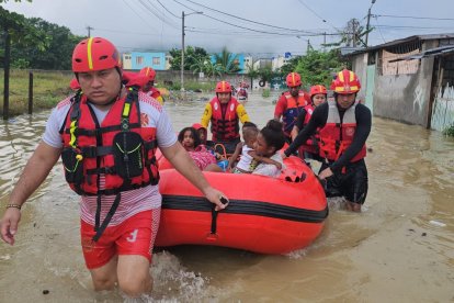Moradores del barrio El Gatazo fueron evacuados en  botes inflables debido a la inundación.