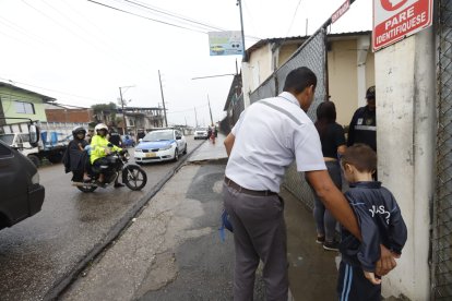 Padres llevaban a sus hijos a la escuela, que es resguardada por policías.
