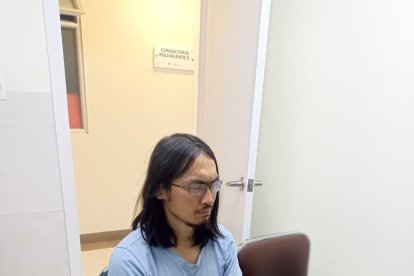 El sujeto estaba vestido con un traje un tanto parecido al de los samuráis.