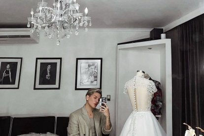 El diseñador Bryan Bartolomé es conocido por sus vestidos de novias.