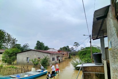 En algunos sectores, el agua llegó hasta arriba de la rodilla.