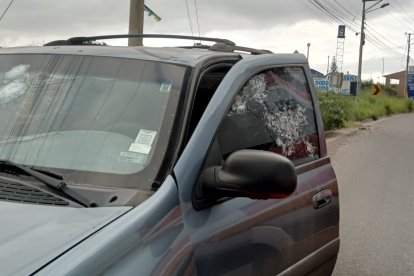 El vehículo de los afectados quedó con orificios en el parabrisas y en la ventana del conductor.