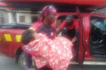 La adulta mayor fue rescatada por miembros del Cuerpo de Bomberos y Policía Nacional.