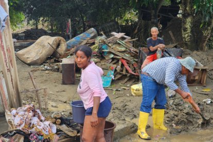 Decenas de familiares enfrentan la dura tarea de recuperarse después de la tragedia.