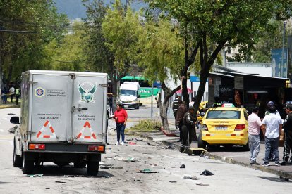 Una de las víctimas, quien era controlador de uno de los buses impactados, murió en el sitio. La niña perdió la vida en un hospital.