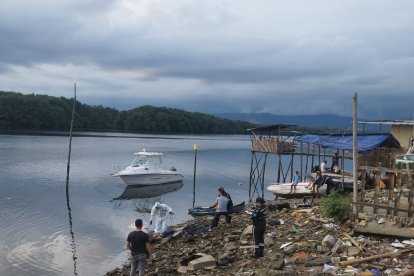 Momento en que uno de los cuerpos era retirado del estero Salado. Familiares de ambos ciudadanos también acudieron a las orillas.