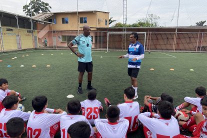 Los exjugadores Tulio Quinteros y Víctor Araujo están al frente de cientos de chicos.