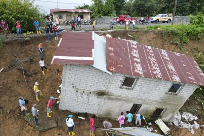 Se registró un deslizamiento, provocado por las lluvias en Esmeraldas.