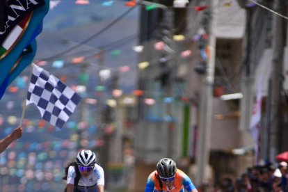 Camila Salgado (Derecha) peleando por el Campeonato Nacional de ciclismo de Ruta