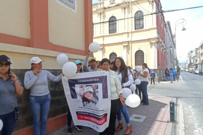 Un plantón con globos blancos hicieron padres de familia del grado al que acude Dana.