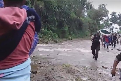 Bomberos, policías y comuneros hicieron rastreo sobre agua y lodo.