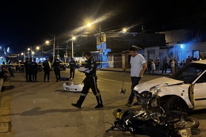 La motocicleta, el carro y a unos pocos metros, la víctima del accidente.