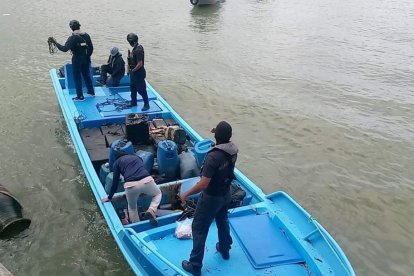 La Policía incautó droga en una lancha, en Esmeraldas.