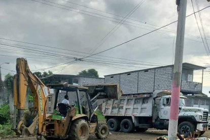 Lugareños dicen que las calles lodosas emanan olores pútridos.