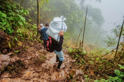 Habitantes de Pangua deben cruzar por el derrumbe para llegar a El Corazón.