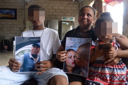 Shirley Tobar, acompañada de dos de sus siete hijos, describe el dolor que siente por la muerte de su cónyuge.