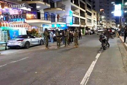 La balacera ocurrió en un bar del Malecón de Salinas.