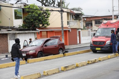 Uniformados revisaron el interior del carro en el que estaban los ciudadanos.