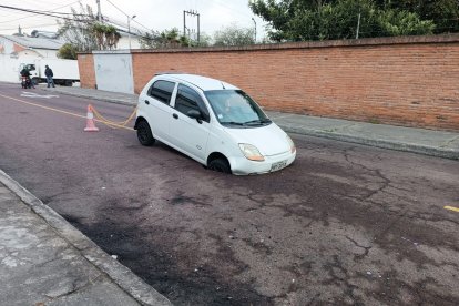 El Chevrolet Spark  de Álvaro Rivera quedó atrapado en un socavón de más de dos metros de diámetro. Lo sacaron con una grúa.